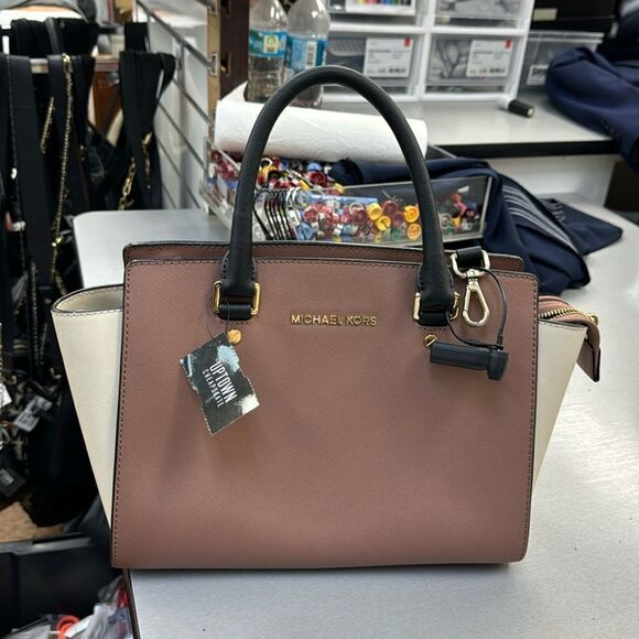 Micheal Kors Purse - Picture 1 of 9